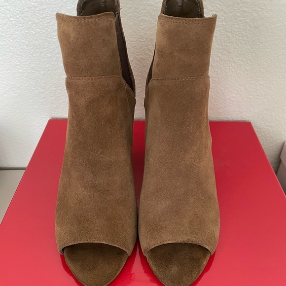 GUESS WOMEN’s BESY PEEP TOE ANKLE BOOTIE - Picture 9 of 14